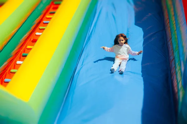 Chica Feliz Jugando Una Diapositiva Inflable Enorme Parque Atracciones —  Fotos de Stock