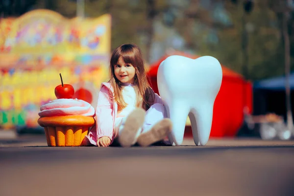 Gadis Kecil Duduk Antara Cupcake Dan Gigi Sehat — Stok Foto