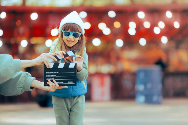 Feliz Actor Infantil Carismático Actuando Una Película Para Niños — Foto de Stock