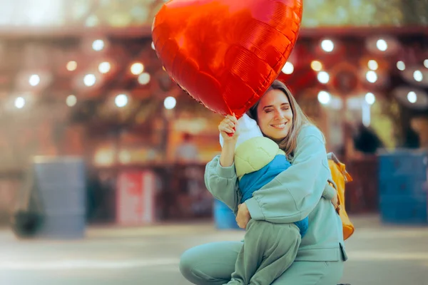 Mãe Segurando Grande Balão Forma Coração Para Aniversário — Fotografia de Stock