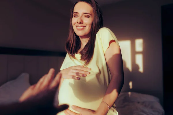 Σύζυγος Που Προσπαθεί Αγγίξει Την Κοιλιά Ενώ Μωρό Κλωτσάει — Φωτογραφία Αρχείου