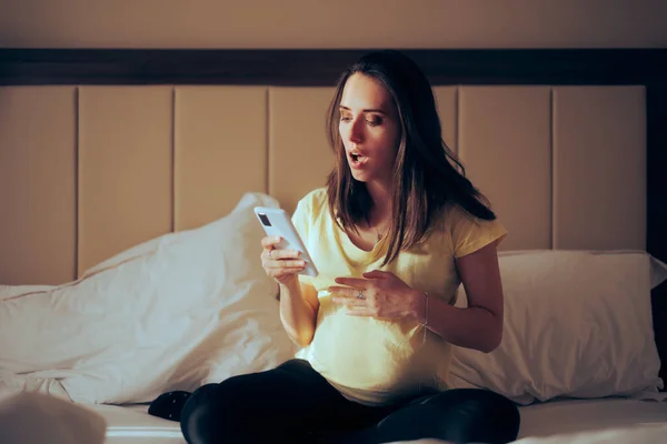 Těhotná Žena Která Těhotenské Děsivé Kontroly Příznaků Online — Stock fotografie