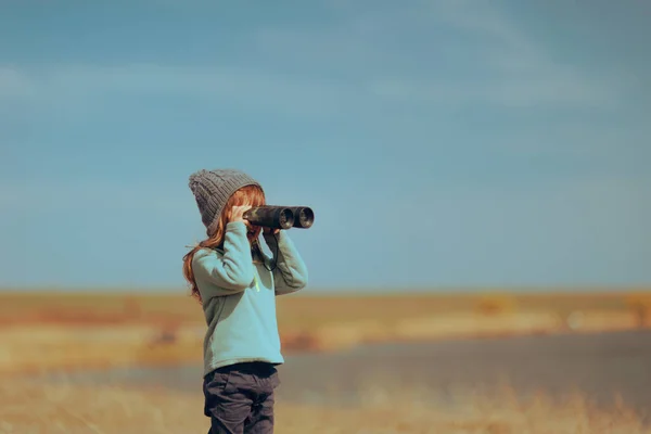 Κοριτσάκι Που Χρησιμοποιεί Ένα Binocular Έλεγχος Φύση Εξωτερικές — Φωτογραφία Αρχείου