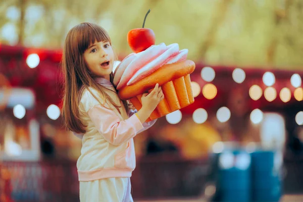 Happy Cheerful Little Girl Duduk Sebelah Muffin — Stok Foto