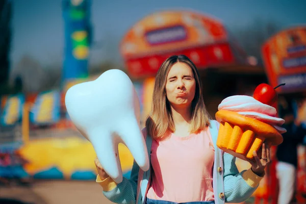 Wanita Yang Khawatir Memegang Gigi Besar Dan Cupcake — Stok Foto
