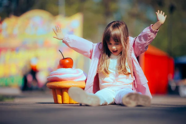 Счастливый Веселый Ребенок Огромным Кексом — стоковое фото