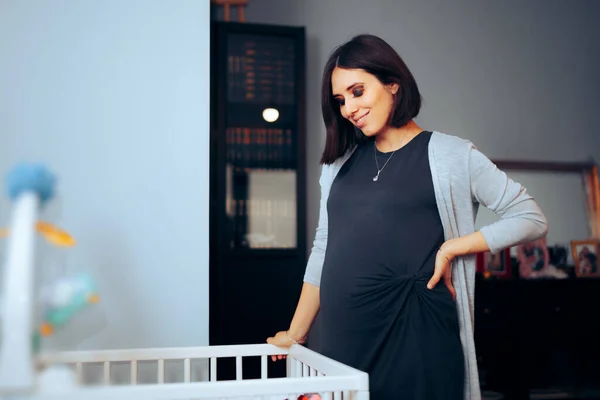 Happy Pregnant Woman Mempersiapkan Ruang Persalinan Untuk Bayinya — Stok Foto