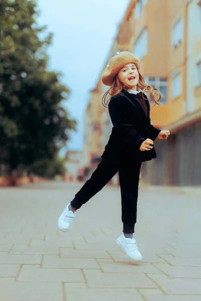 Ευτυχισμένο Μοδάτο Κοριτσάκι Που Φοράει Κοστούμι — Φωτογραφία Αρχείου