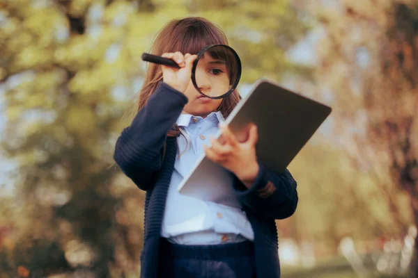 Malá Dívka Drží Tablet Pro Elektronické Učení — Stock fotografie
