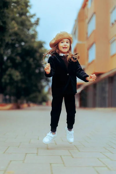 Happy Fashionable Gadis Toddler Kecil Memakai Setelan — Stok Foto