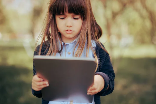 Gadis Kecil Memegang Kaca Magnifier Memeriksa Tablet — Stok Foto