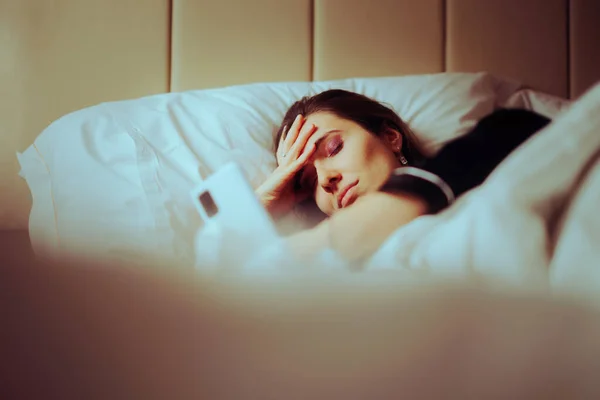 Álmatlanságban Szenvedő Lefekvés Előtt Ellenőrzi Telefonját — Stock Fotó