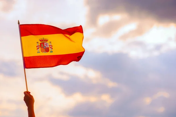 Χέρι Κυματίζει Σημαία Της Ισπανίας Ένα Όμορφο Ουρανό — Φωτογραφία Αρχείου