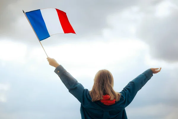 Vrouw Met Vlag Van Frankrijk Een Skyscape — Stockfoto