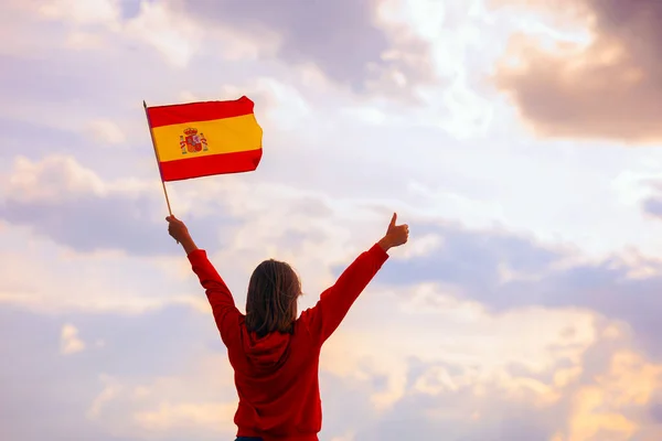 Vrouw Zwaaiende Spaanse Vlag Kijkend Naar Lucht — Stockfoto