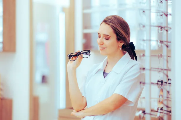 Professioneller Optiker Empfiehlt Eine Art Brillengestell — Stockfoto