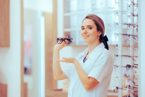 Professional Optician Recommending Type Eyeglasses Frames — Stock Photo, Image