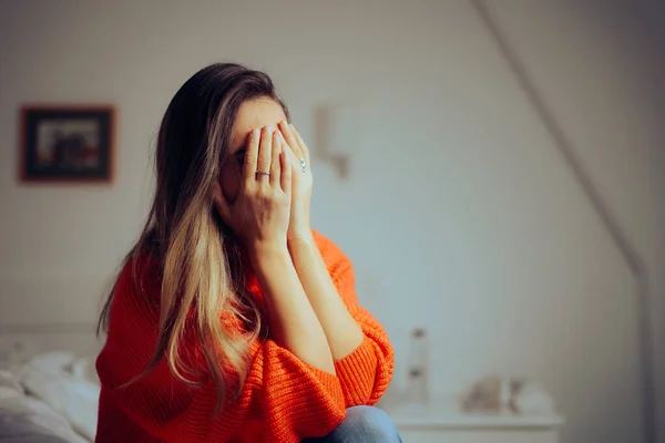 Smutná Žena Zakrývající Její Tvář Trpící Depresí — Stock fotografie