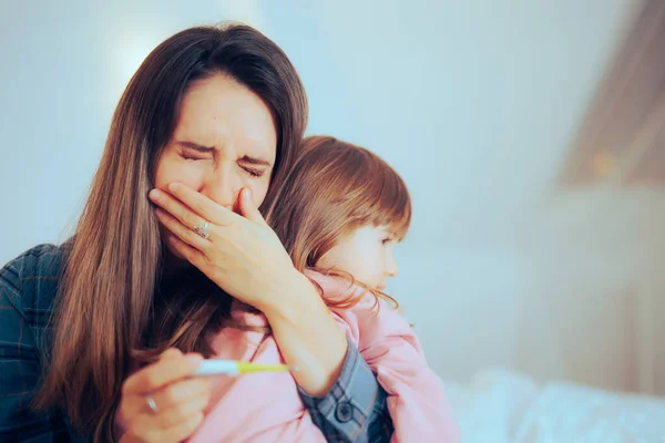 Θλιβερή Μητέρα Ελέγχει Την Κόρη Για Πυρετό Πανικού Και Κλάμα — Φωτογραφία Αρχείου