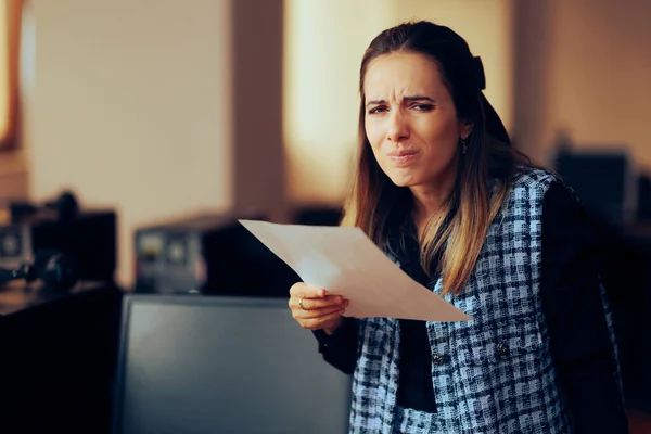 Mujer Que Tiene Dificultades Para Leer Contrato Letra Pequeña — Foto de Stock