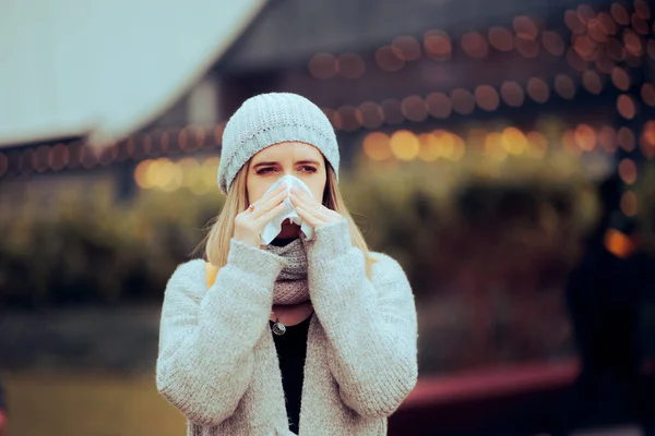 Sick Woman Suffering Influenza Blowing Her Nose — Stock Photo, Image