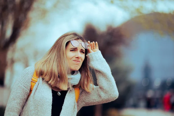 Γυναίκα Που Βγάζει Γυαλιά Της Προσπαθώντας Δει Από Απόσταση — Φωτογραφία Αρχείου