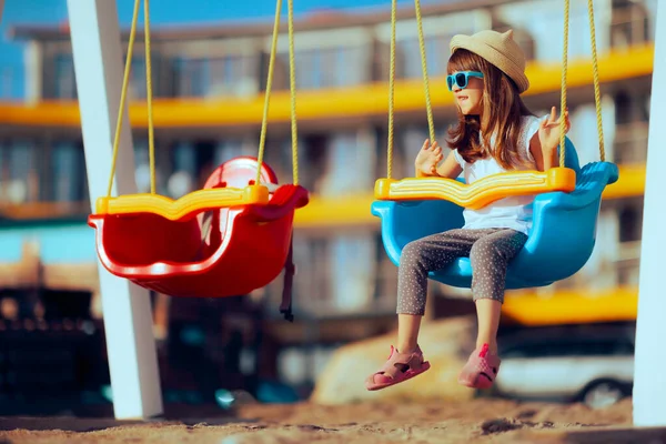 Boldog Vidám Lány Használja Hinta Beach Playground — Stock Fotó