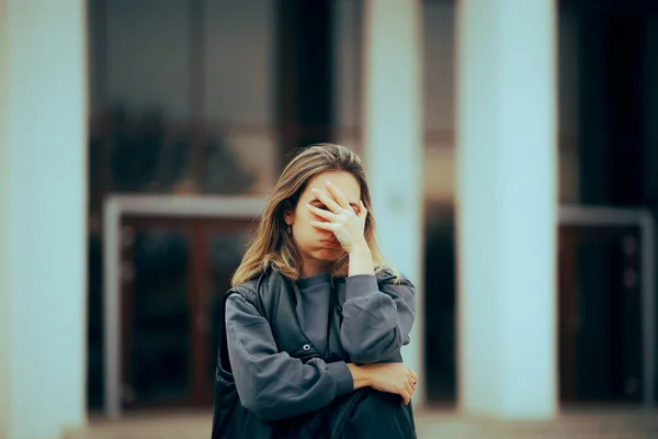 Nieszczęśliwa Kobieta Robi Facepalm Gesture Czeka Zewnątrz — Zdjęcie stockowe