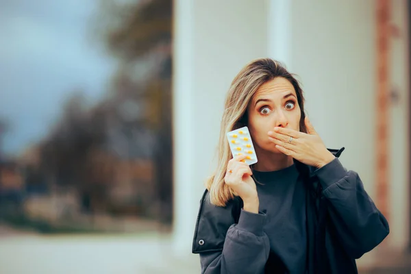 Ağzını Kapayan Kadın Vitamin Haplarını Gösteriyor — Stok fotoğraf