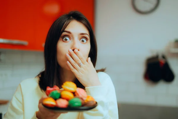 Wanita Menutupi Mulutnya Memegang Lempeng Macarons Dessert — Stok Foto