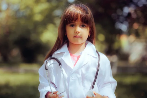 Üzerinde Steteskoplu Beyaz Önlüklü Doktor Kostümü Giyen Küçük Kız — Stok fotoğraf