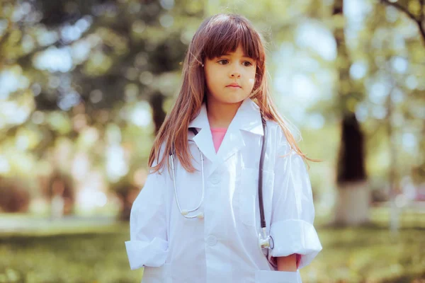 Jeune Fille Portant Costume Médecin Gommage Blanc Avec Stéthoscope — Photo