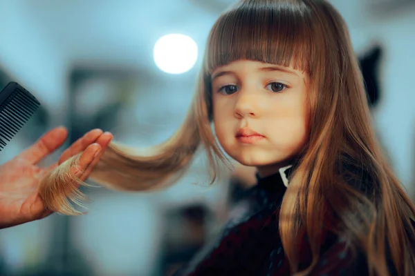 Adorable Jeune Fille Obtenir Ses Cheveux Mignon Dans Salon Professionnel — Photo