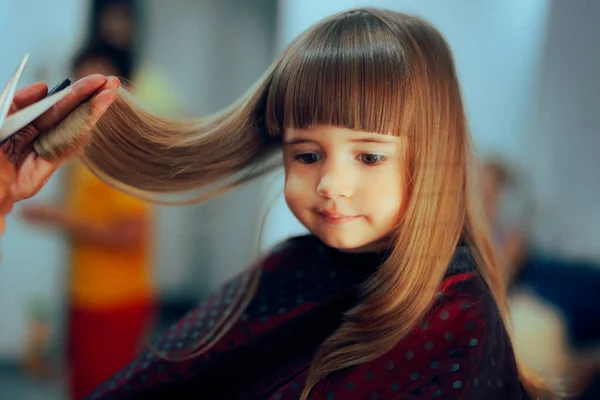 Adorable Jeune Fille Obtenir Ses Cheveux Mignon Dans Salon Professionnel — Photo