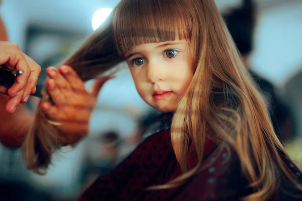 可爱的童话般的小女孩在一个专业沙龙里得到了她的头发可爱 — 图库照片