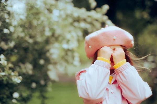 Κοριτσάκι Τρίβει Μάτια Της Υποφέροντας Από Ανοιξιάτικες Αλλεργίες — Φωτογραφία Αρχείου