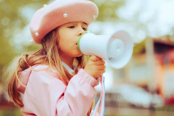 Mała Dziewczynka Krzyczy Megafonie Bullhorn Głośno — Zdjęcie stockowe
