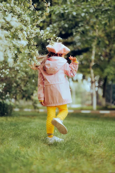 Ευτυχισμένο Παιδί Που Χορεύει Πέταλα Στην Ανθισμένη Ανοιξιάτικη Περίοδο — Φωτογραφία Αρχείου