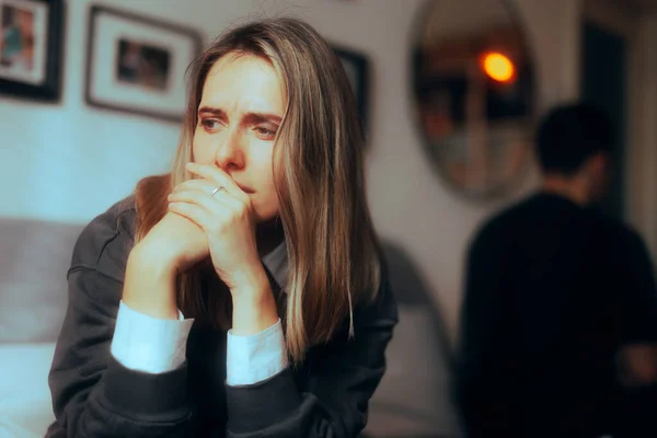 Mulher Triste Lutando Com Seu Parceiro Pensando Separação — Fotografia de Stock
