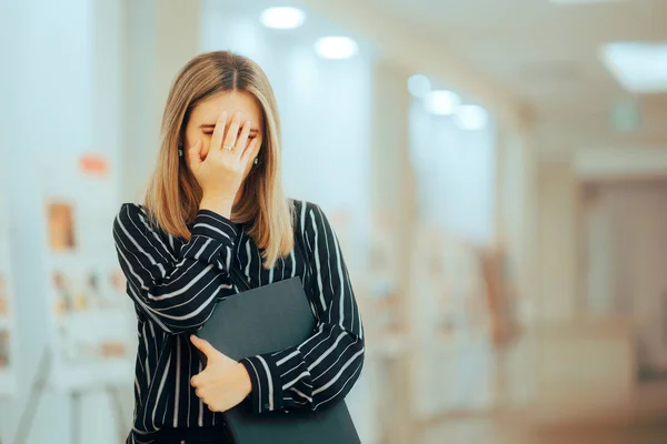 Olycklig Kvinna Gråter Offentlig Plats Känsla Frustrerad — Stockfoto
