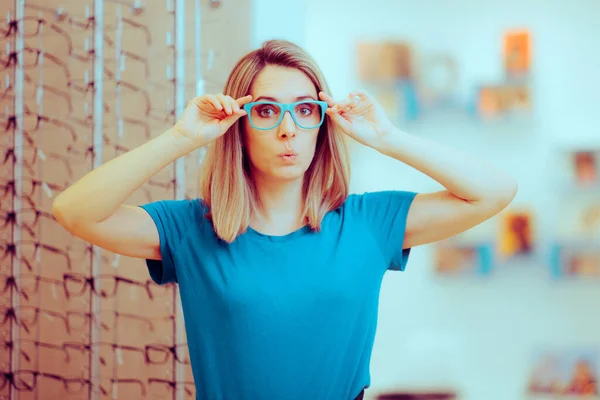 Wanita Lucu Mengenakan Kacamata Berwarna Popping Biru — Stok Foto