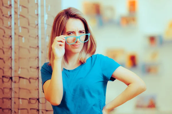 Mujer Quitándose Las Gafas Mirando Perpleja Tienda Óptica — Foto de Stock