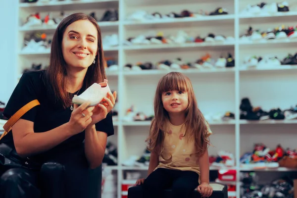 Mutter Und Tochter Kaufen Schuhe Schuhgeschäft — Stockfoto