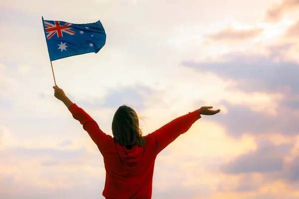 Kvinnan Viftar Australiens Flagga Himlen — Stockfoto