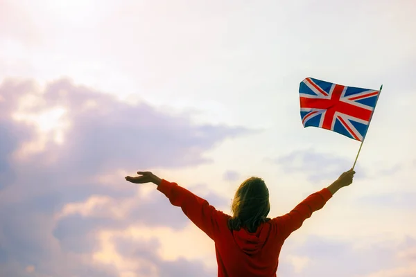 Donna Sventola Bandiera Del Regno Unito Bellissimo Cielo — Foto Stock