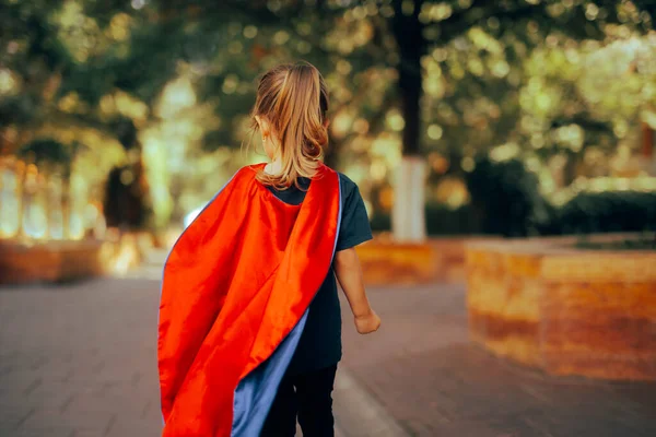 Little Superhero Girl Mengenakan Red Cape Feeling Empowered — Stok Foto