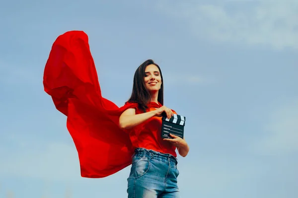 Aktris Mengenakan Kostum Superhero Memegang Slate Film — Stok Foto