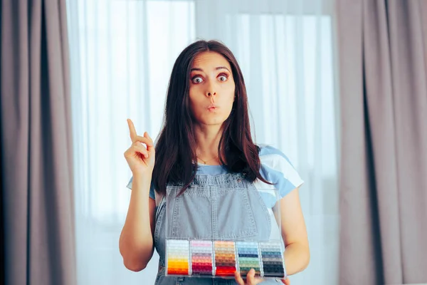 Mujer Sosteniendo Una Caja Costura Hilo Colorido Conjunto — Foto de Stock