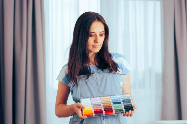 Mulher Segurando Uma Caixa Linha Costura Conjunto Colorido — Fotografia de Stock