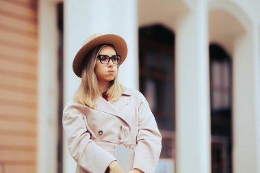 Şapkasını ve PC Tabletini Tutan Kafası Karışık Kadın